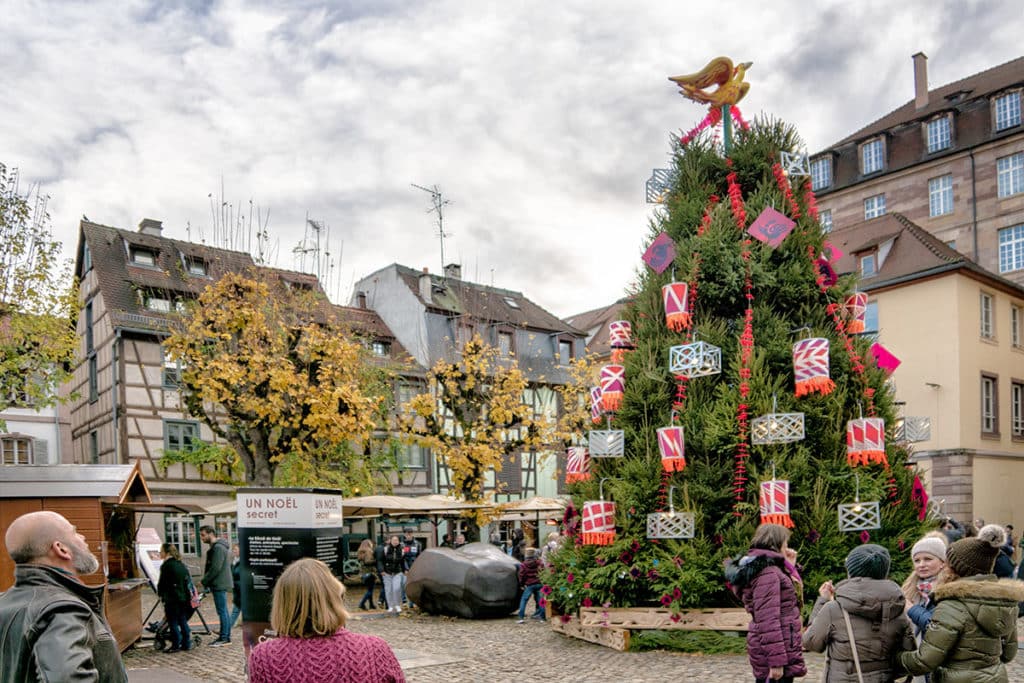 Un sapin de Noël sur la place du marché Gayot à Strasbourg