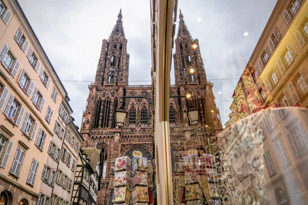 La deuxième flèche de la cathédrale de Strasbourg, reflet dans une vitrine