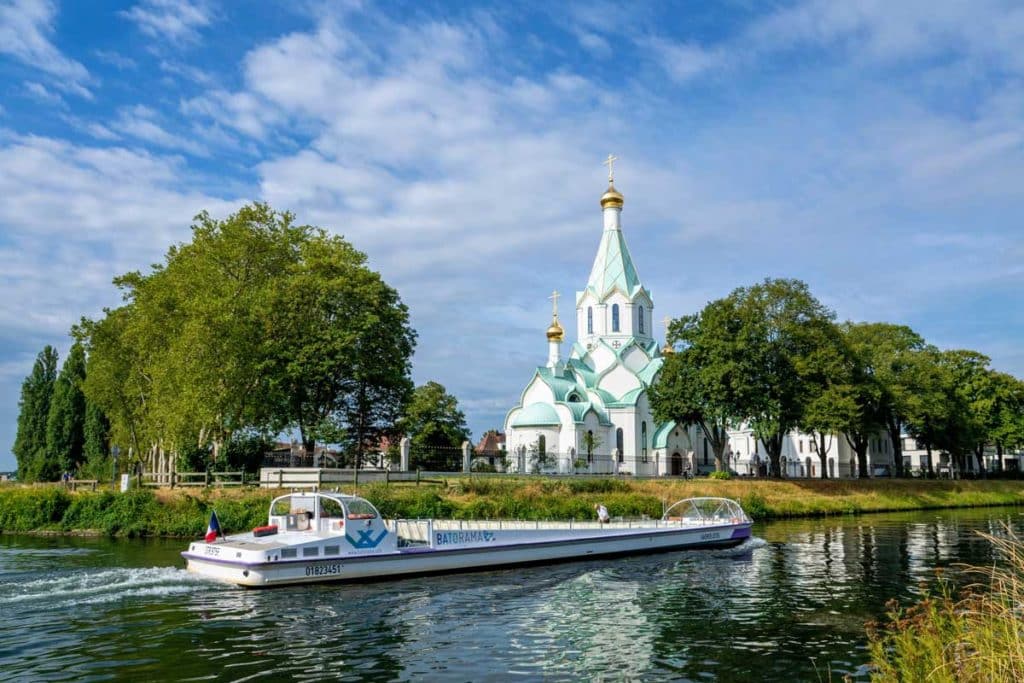 L'Eglise Orthodoxe Russe de Strasbourg avec un Batorama qui navigue devant