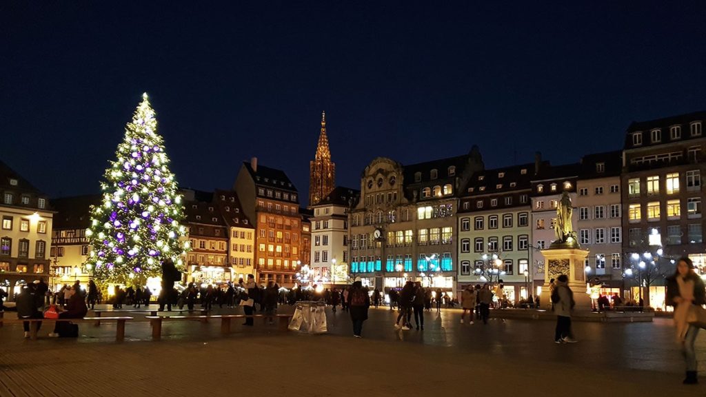 Le Grand Sapin du Marché de Noel de Strasbourg sur la place Kléber
